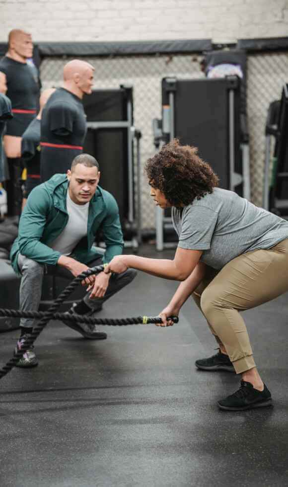 Muscls salonunda koşu pisti ve atletik ekipmanların yer aldığı alan