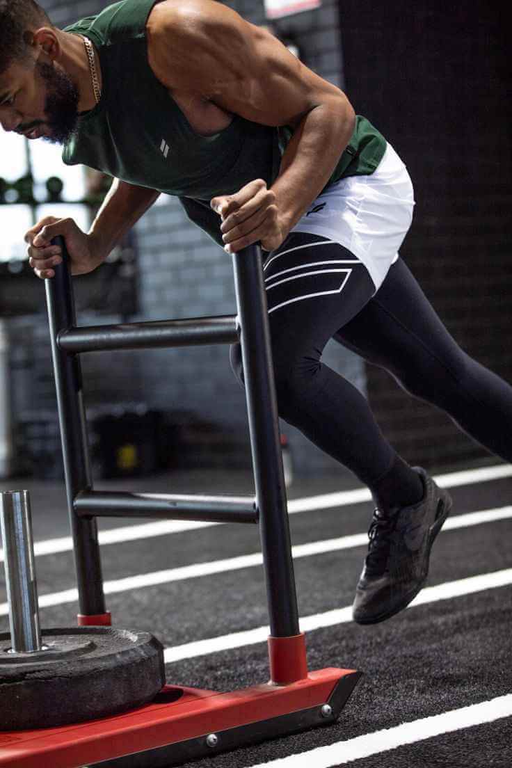 Muscls performans merkezinde fonksiyonel antrenman yapan sporcular