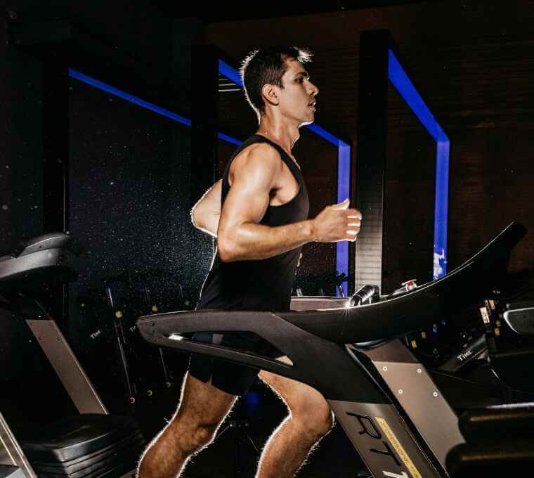 Muscls performans merkezinden antrenman esnasında çekilmiş dinamik bir kare