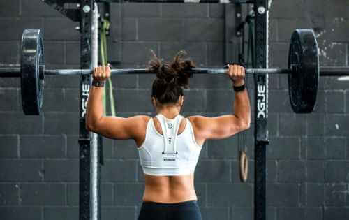 Muscls’ta çalışma yapan kadın atlet – dayanıklılık ve core egzersizleri