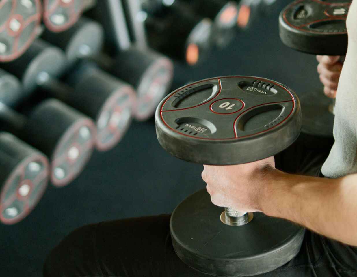 Muscls performans merkezinde dambıl ve profesyonel kuvvet ekipmanları