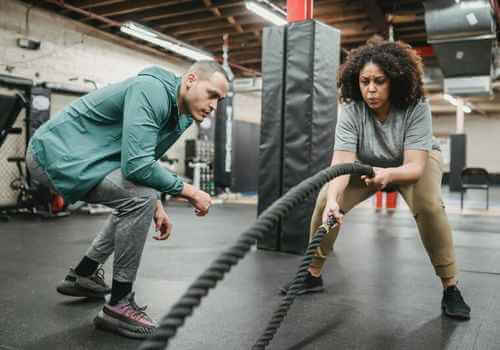 Serbest ağırlık bölgesinde yoğun kuvvet antrenmanı yapan sporcu