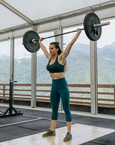 Muscls’ta barbell ile ağır kuvvet antrenmanı yapan sporcu