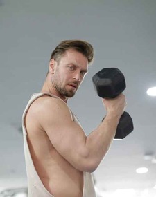 Vücut ağırlığıyla patlayıcı güç egzersizi yapan sporcu