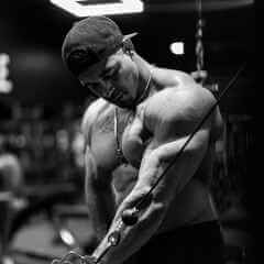 Muscls performans merkezinde antrenmandan memnun sporcu portresi