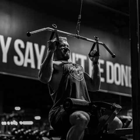 Muscls salonunda ağırlık kaldıran kadın sporcu