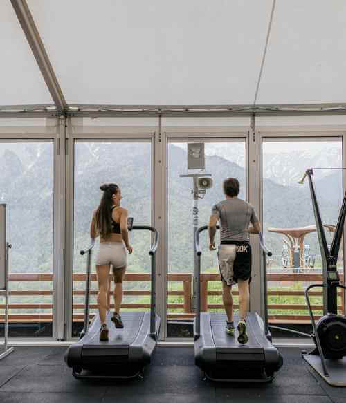 Koşu bandında hız ve dayanıklılık antrenmanı yapan atlet