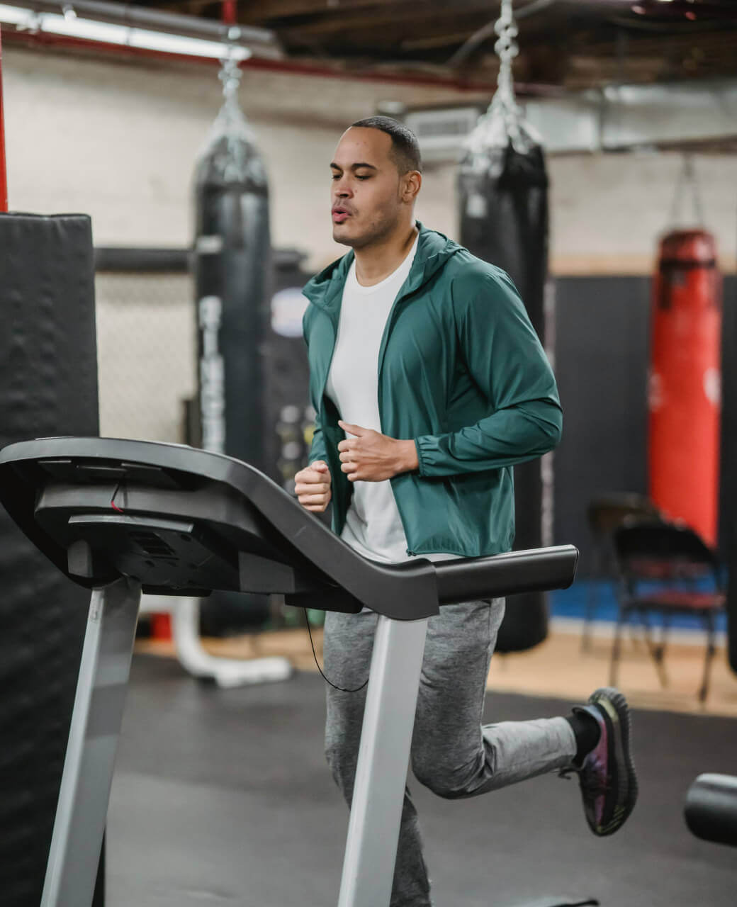 Muscls performans merkezinde serbest ağırlıklarla çalışan atlet