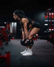 Fonksiyonel antrenman ekipmanlarıyla çalışan sporcular