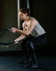 Koşu bandında çalışan atlet – dayanıklılık antrenmanı