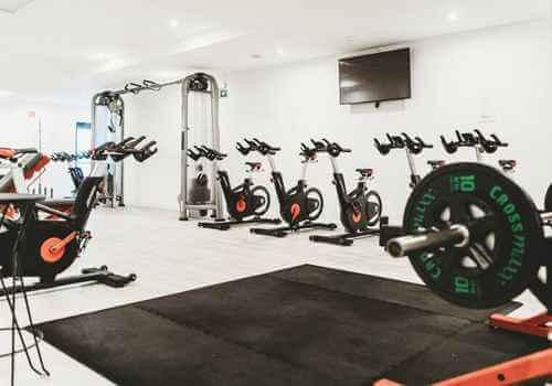 Muscls’ta kondisyon bisikletleriyle yapılan kardiyo antrenmanı